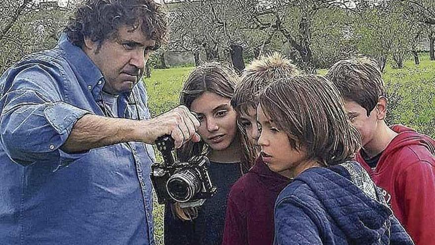 El equipo de &#039;Visions de futur&#039; revisando la filmación.