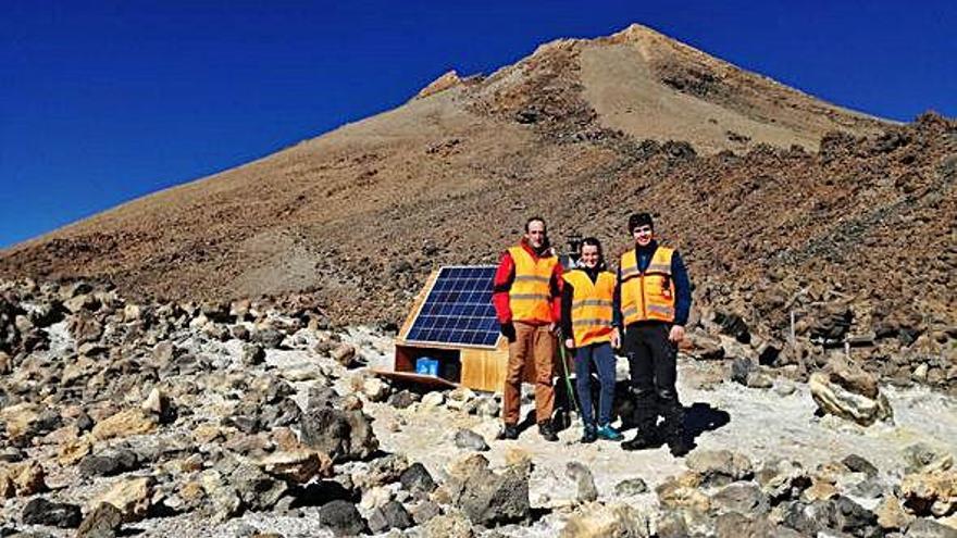 David Astrain, Leyre Catalán y José David González de la Guardia en una estación geoquímica localizada en el Teide.