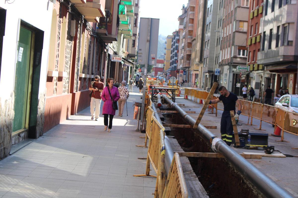 Obras de instalación de la red de calor de Mieres, el pasado mes de septiembre.