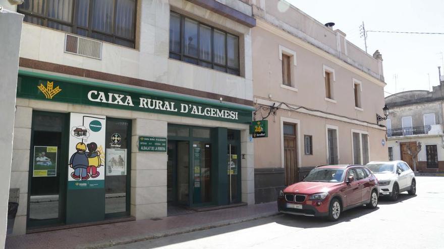 Dos atracadores logran un botín de 140.000 euros en un banco de Albalat de la Ribera