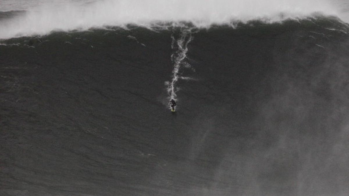 El surfista brasileño Carlos Burle se desliza sobre una ola gigante en Praia da Norte, en Nazaré.