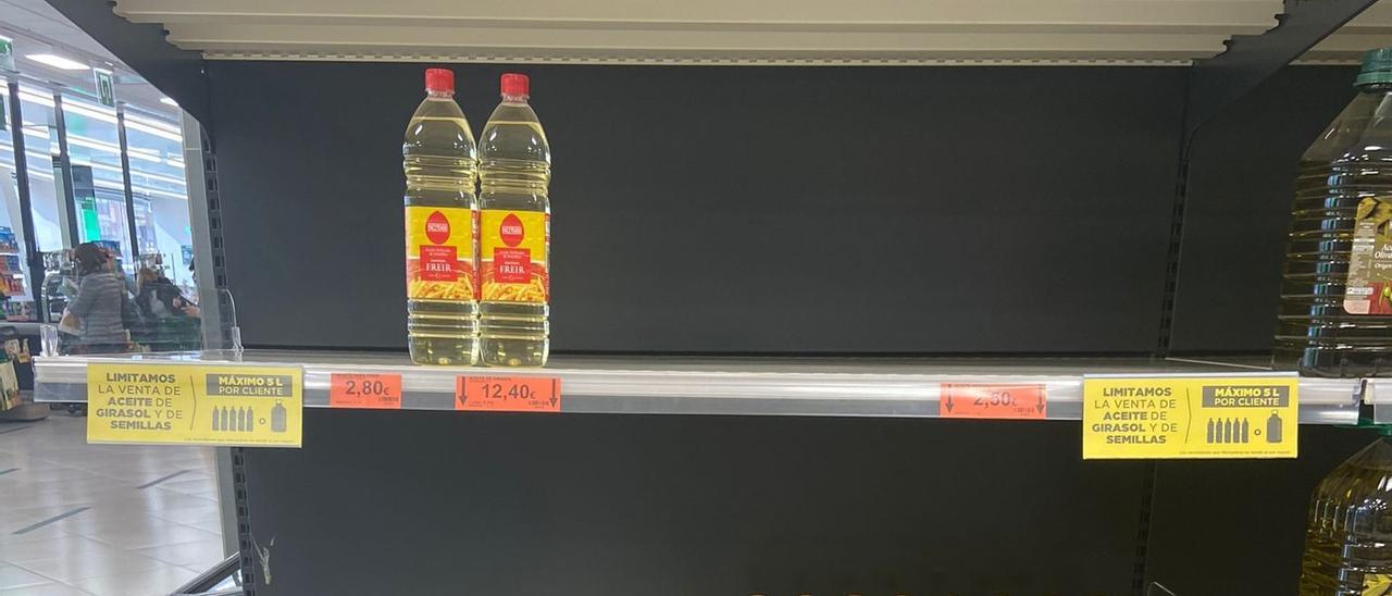 Estanterías de aceite de girasol en un supermercado de Murcia.