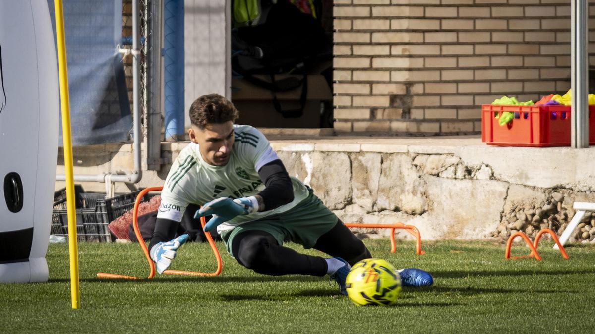 Adrián se dispone a detener un balón durante un entrenamiento en la Ciudad Deportiva.