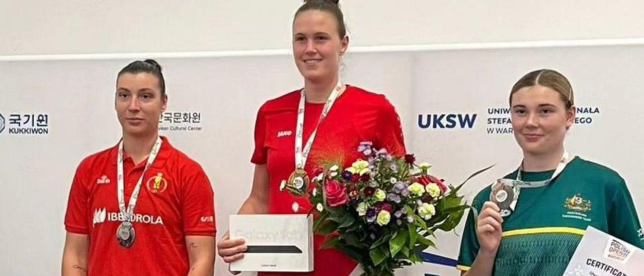 Tania Castiñeira, a la izquierda, en el podio del Open de Polonia.