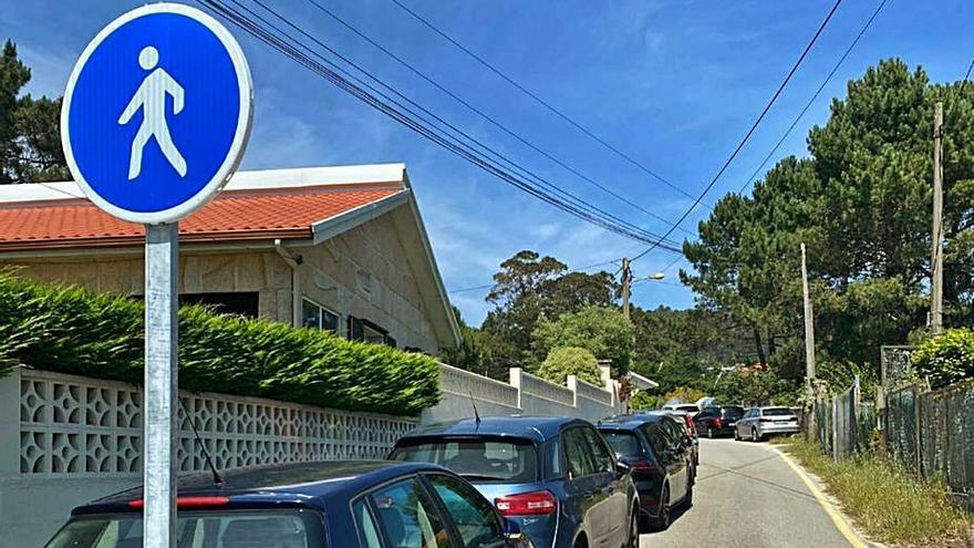 Coches aparcados sobre un sendero peatonal, ayer. | FDV