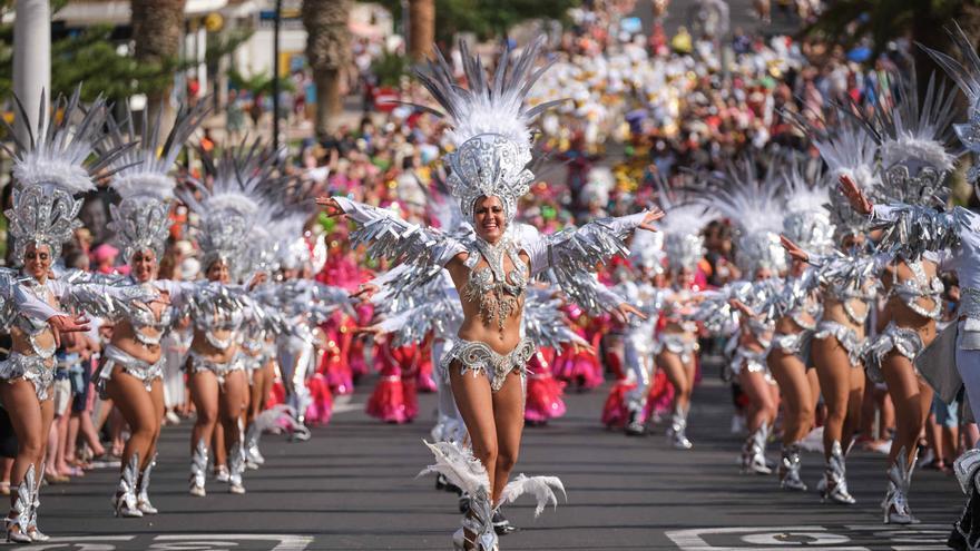 Desfile de luz, color y vibración de las batucadas en Los Cristianos