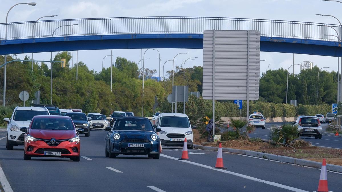 FOTOS: Cortan el carril bus VAO de la autopista del aeropuerto de Palma por obras en la mediana