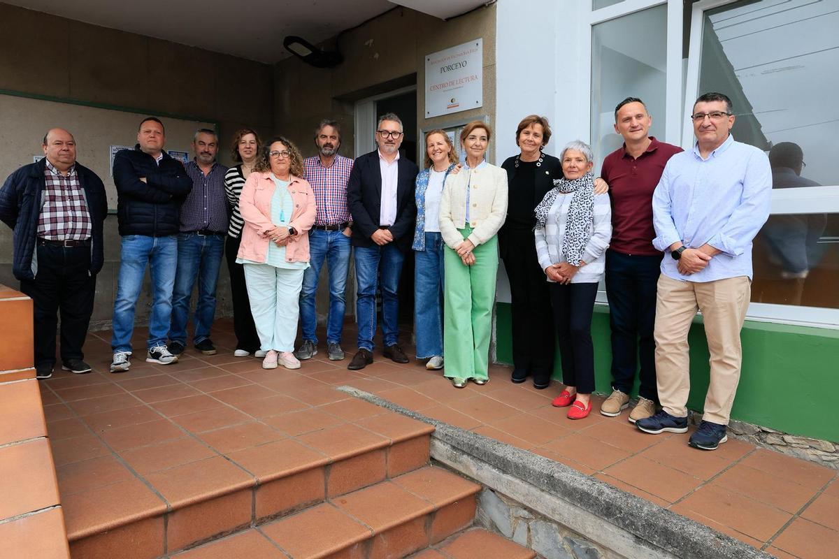 Carmen Moriyón y Gilberto Villoria, junto a los vecinos de Porceyo, en la sede de la asociación "San Félix".