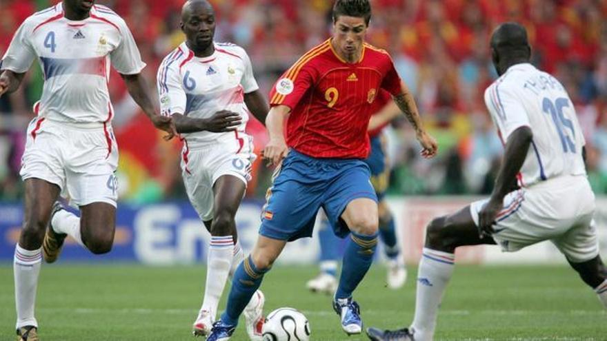 Fernando Torres, rodeado de futbolistas de Francia en el duelo de octavos en Alemania 2006.