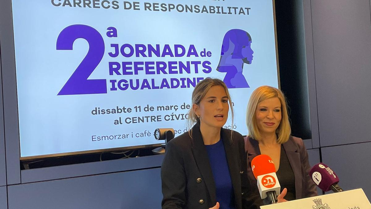 La regidora d’Igualtat, Carlota Carner, acompanyada de la conductora de l’acte, Olga Jiménez