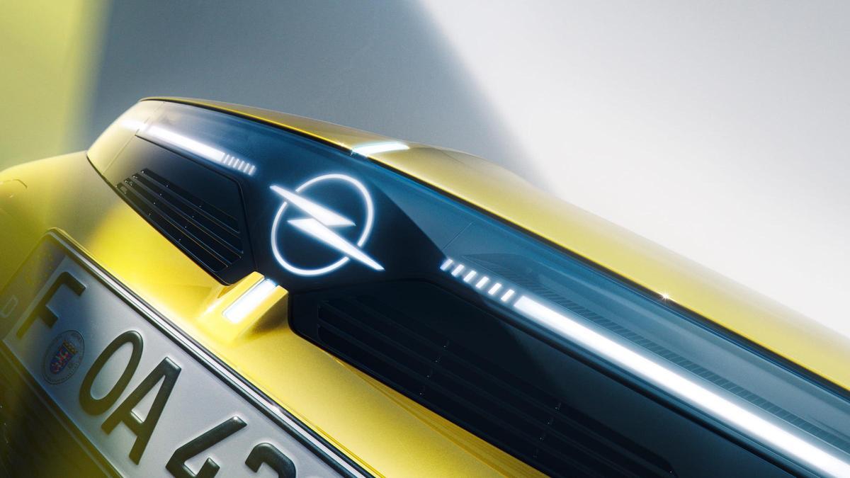 Grandland SUV'un ayırt edici bir unsuru olarak piyasaya sürülen aydınlatmalı Opel Blitz, ön kısmın ortasında Astra'ya dahil edildi.