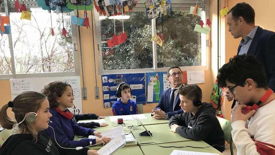 El consejero Genaro Alonso, sentado junto a un grupo de escolares, durante una reciente visita al C. P. Veneranda Manzano, en Oviedo.