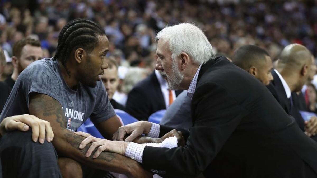 Popovich charla con Leonard en uno de los pocos partidos que ha jugado esta temporada