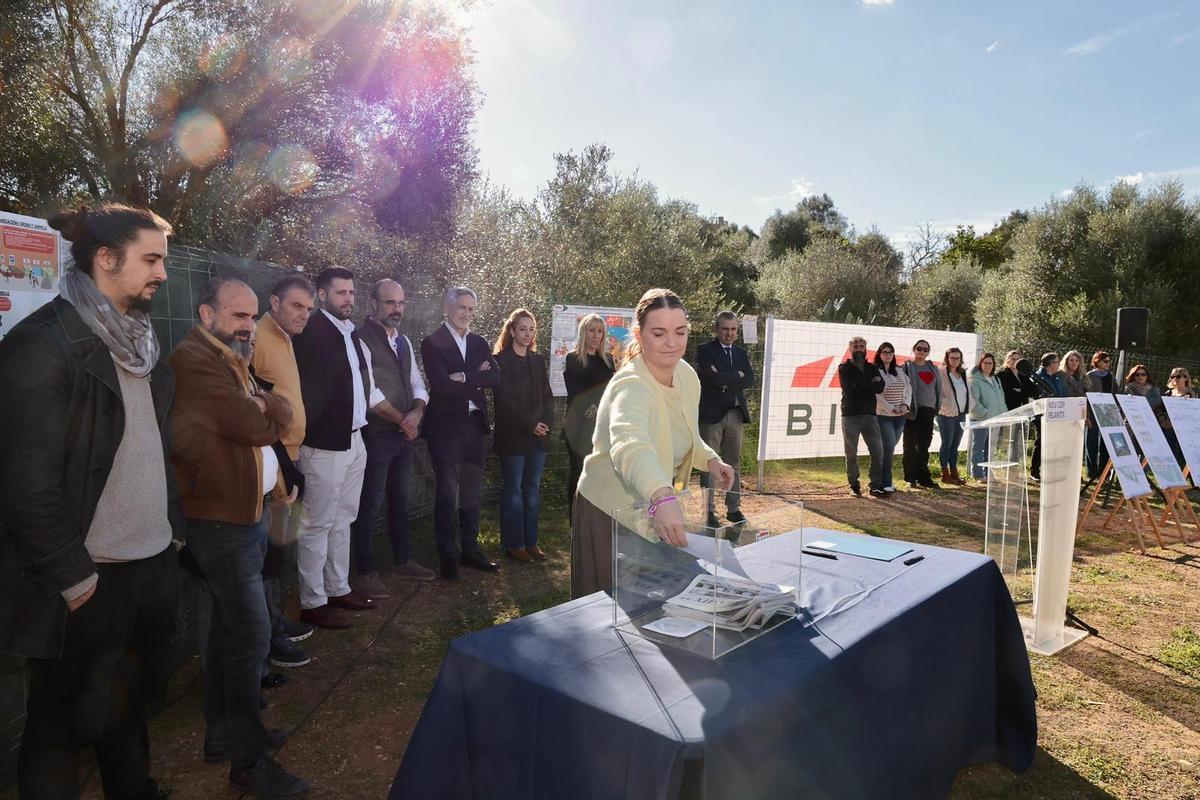 Marga Prohens ha asistido a la colocación de la primera piedra.