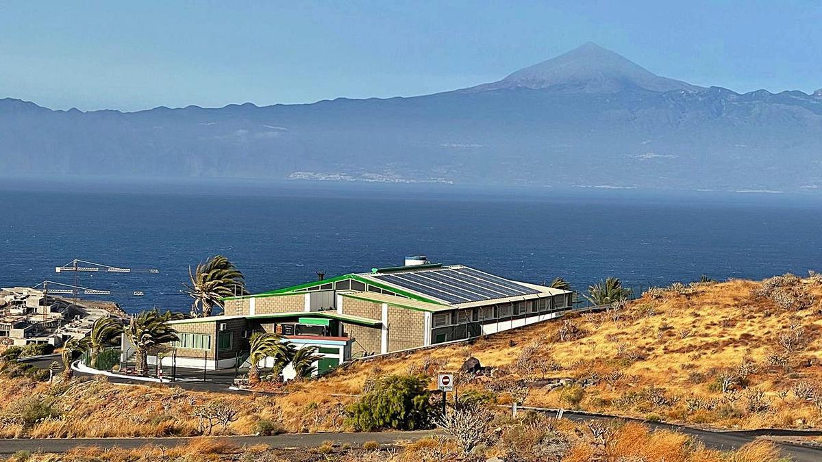 Instalación de paneles fotovoltaicos en las dependencias del Matadero Insular.