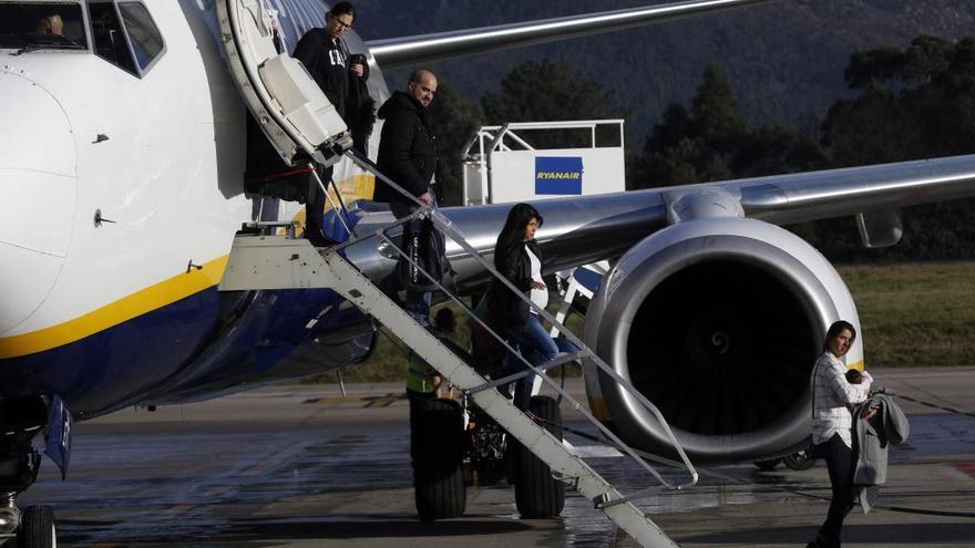 Pasajeros desembarcan de un avión de Ryanair en Vigo. // R. G.