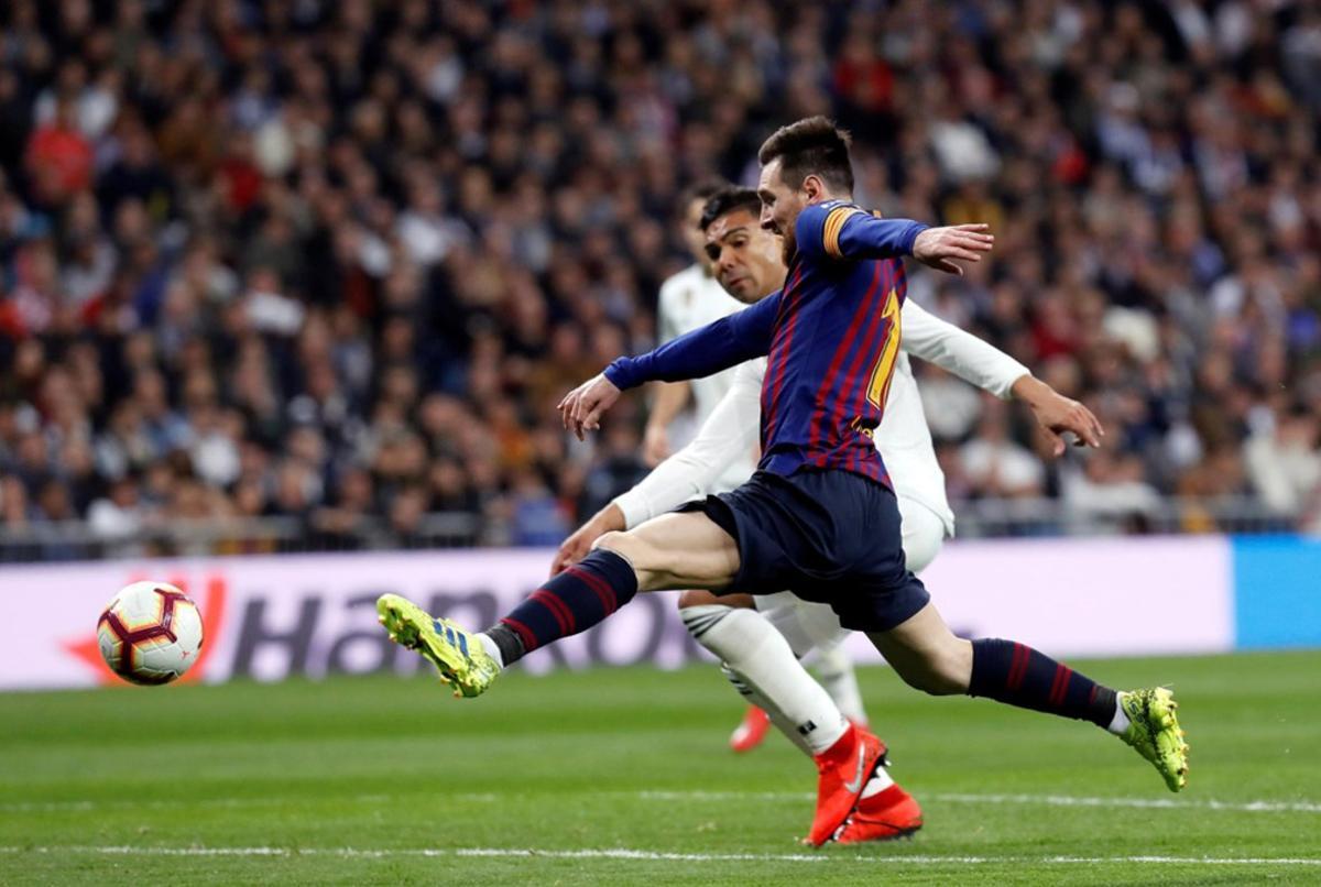 Leo Messi lucha con el brasileño Casemiro, del Real Madrid durante el partido entre el Real Madrid y el FC Barcelona en el Estadio Santiago Bernabéu de la jornada 26 de La Liga.