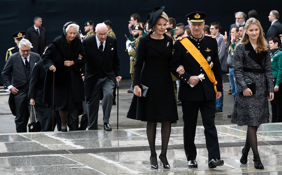 Los reyes Matilde y Felipe de Bélgica, con la princesa Isabel, seguidos por los reyes Paola y Alberto, en el funeral del Gran Duque de Luxemburgo, en 2019.