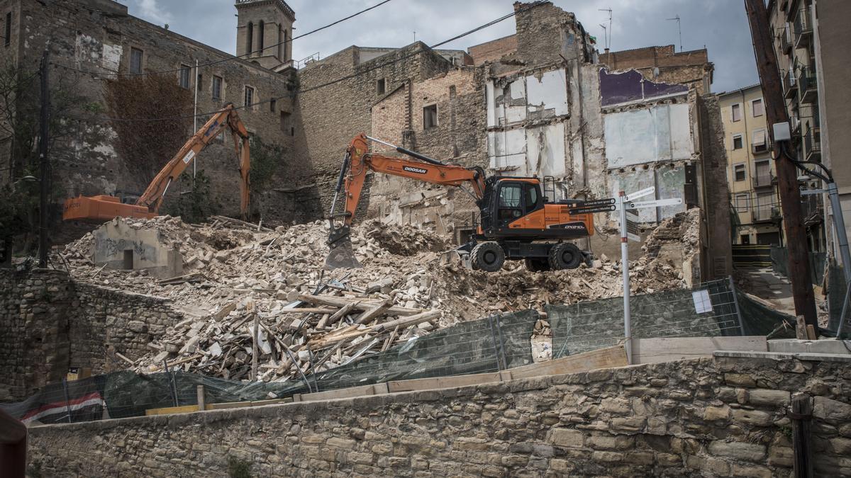 Vistes dels treballs d'enderroc de les cases on anirà la seu de la Generalitat a Manresa, aquets dijous al migdia
