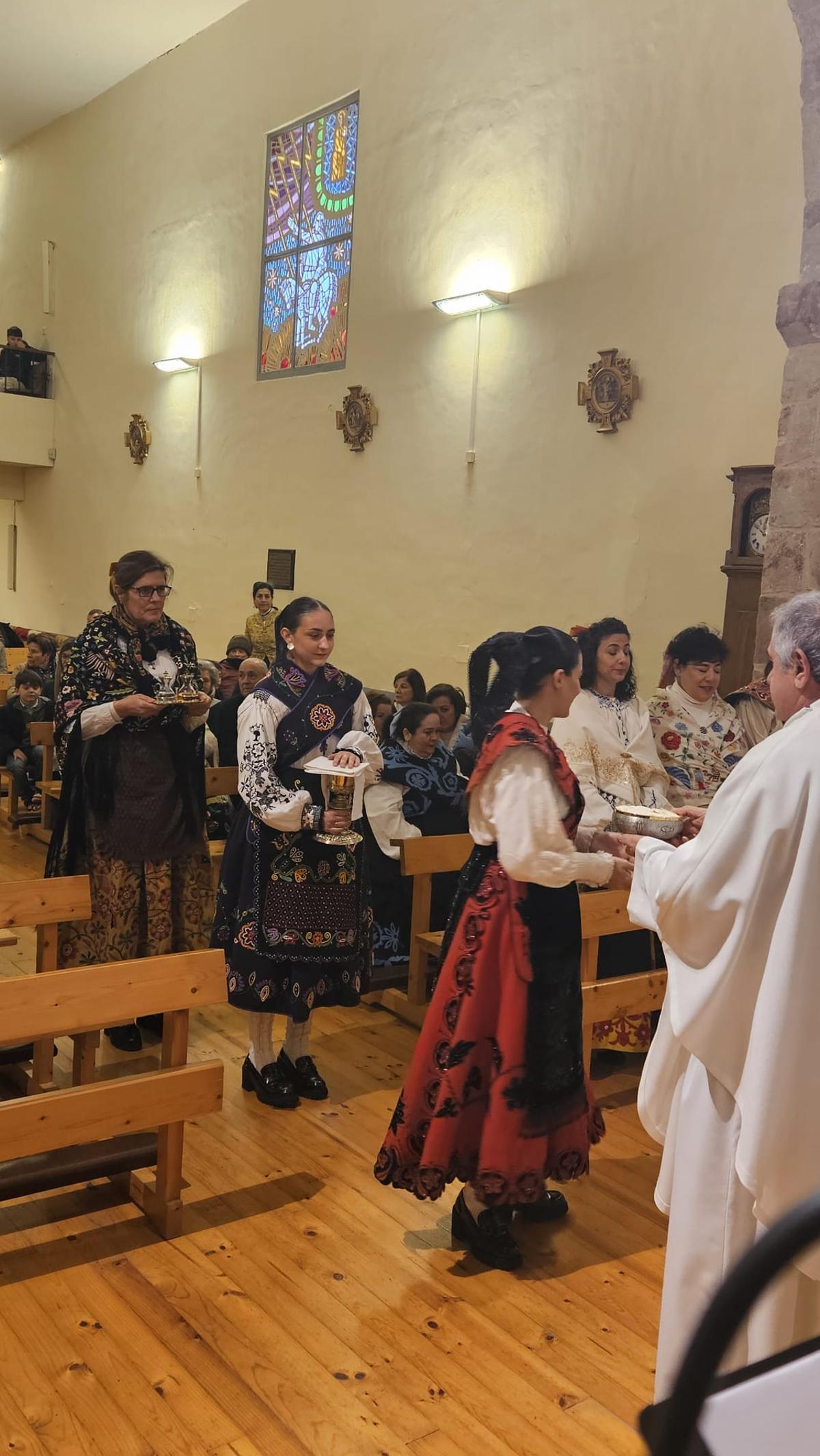 GALERÍA | Las águedas de Pajares salen procesión y bailan La Peregrina