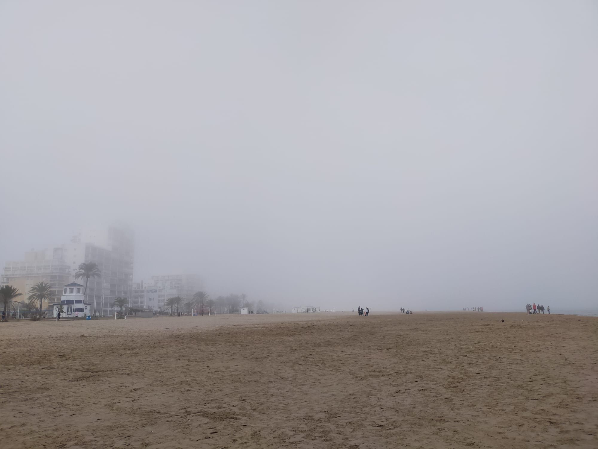 La playa de Gandia desaparece entre la niebla