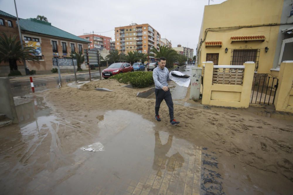 Paseo marítimo de la playa de Las Arenas (Cabanyal) cubierto de arena por el temporal