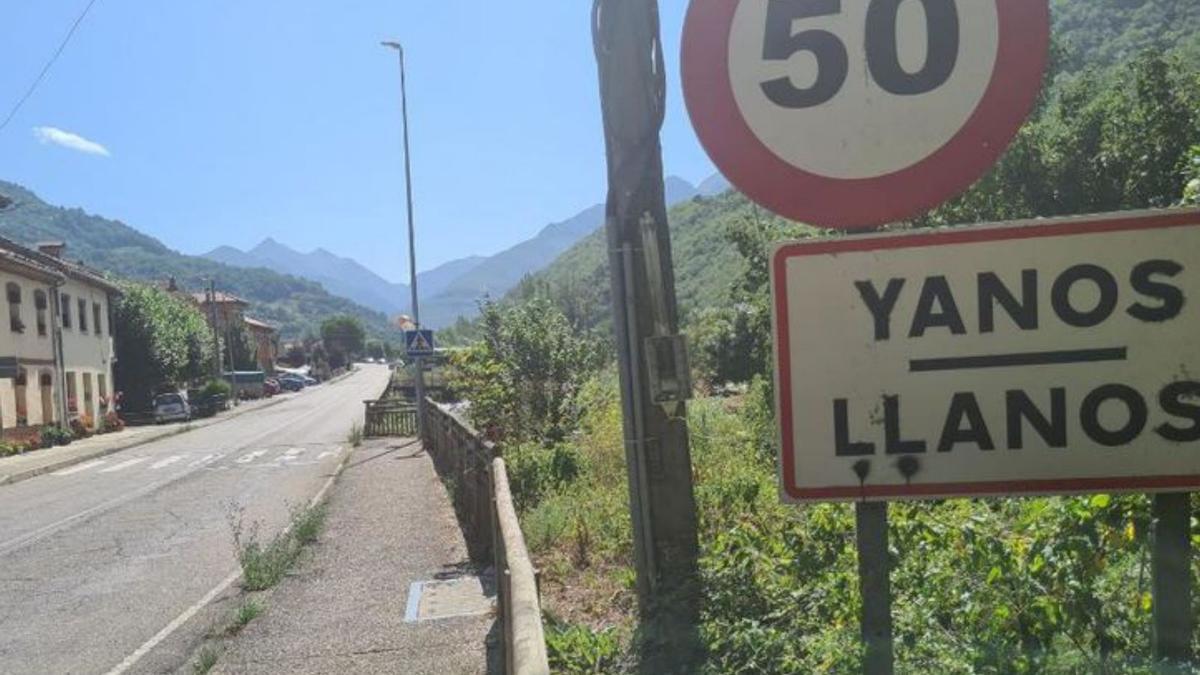 Dos heridos graves en Laviana en un choque frontal en el Corredor del Nalón