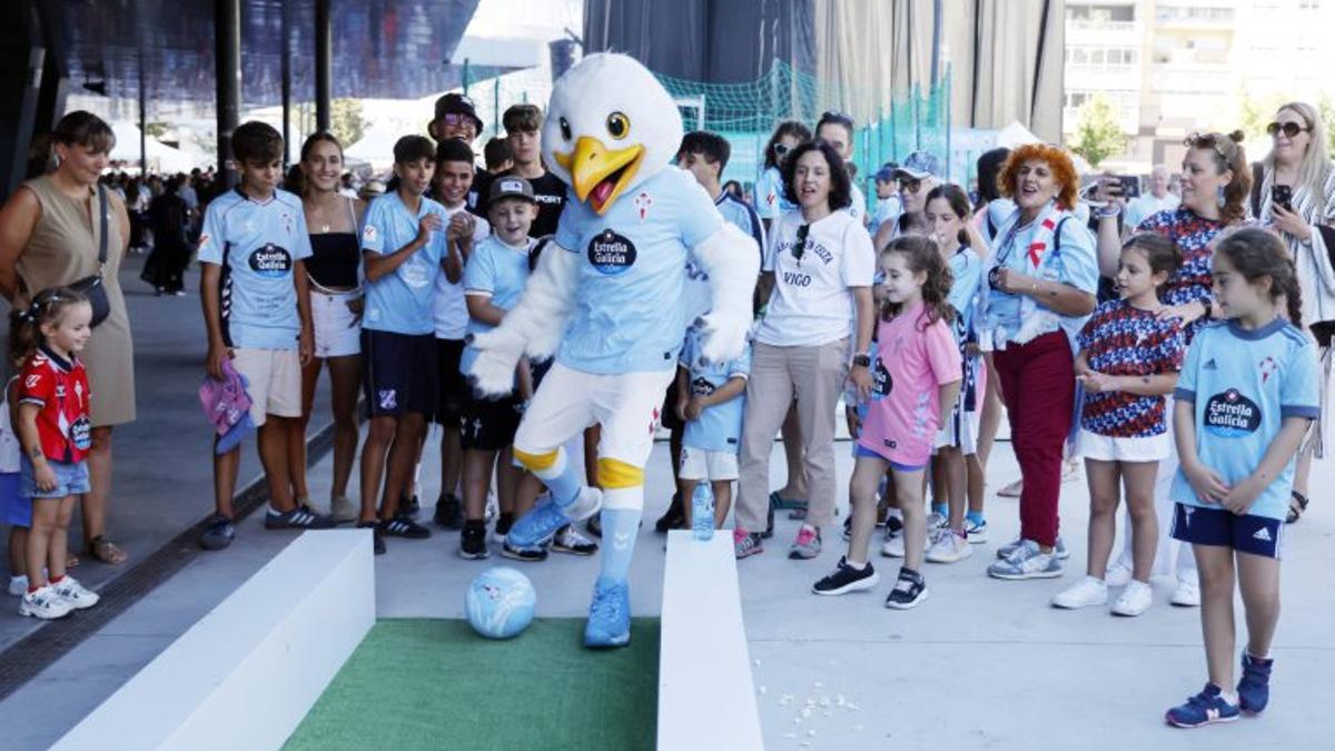 Celtismo a pleno sol: la fiesta en los aledaños de Balaídos