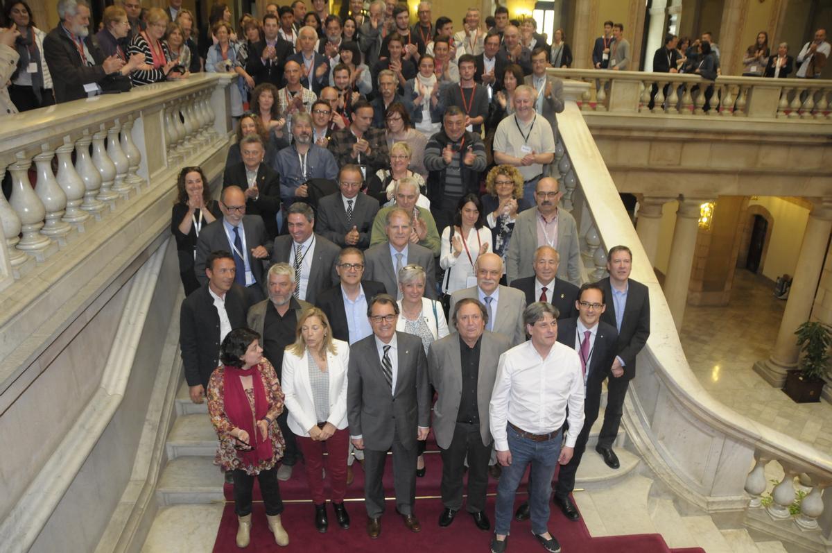 Foto de grup a les escales del Parlament després de l'aprovació de la llei de creació del Moianès, el 2015