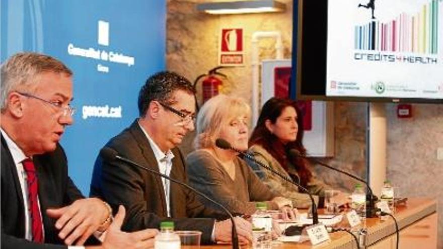 El president de la FIN, Lluís Serra; el gerent de Serveis Comuns de la Generalitat, Jaume Torrent; la regidora de Salut de Girona, Eva Palau, i Esther Salamia, una treballadora de Salut que participa al projecte.