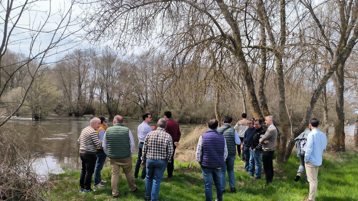La Comunidad de Regantes del Canal de Manganeses con técnicos del Itacyl, en una imagen de archivo.