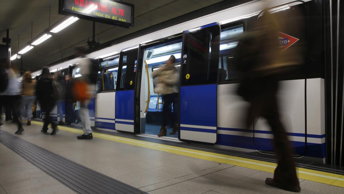 Fallece un hombre arrollado por el metro después de bajar con otro a las vías para orinar