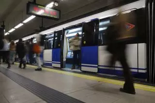 Fallece un hombre arrollado por el metro después de bajar con otro a las vías para orinar