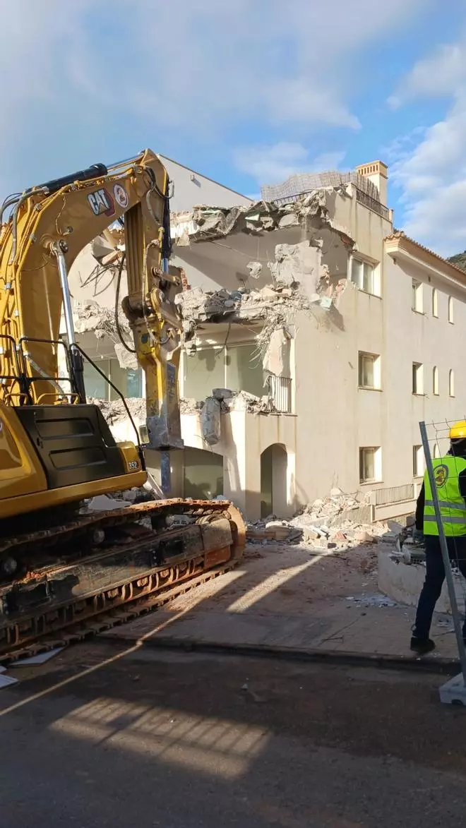Empieza la demolición de los 12 pisos ilegales de Cala Llamp, en Andratx