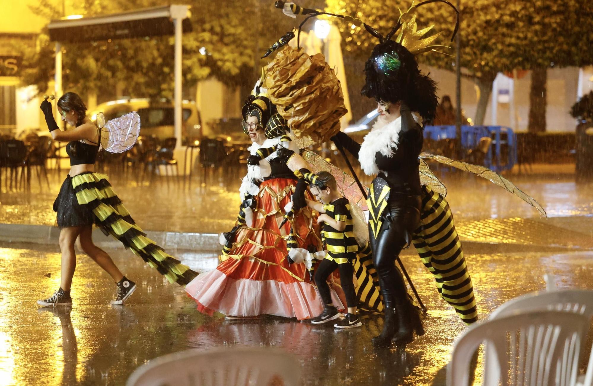 Disfraces pasados por agua en las Fiestas de Sant Joan