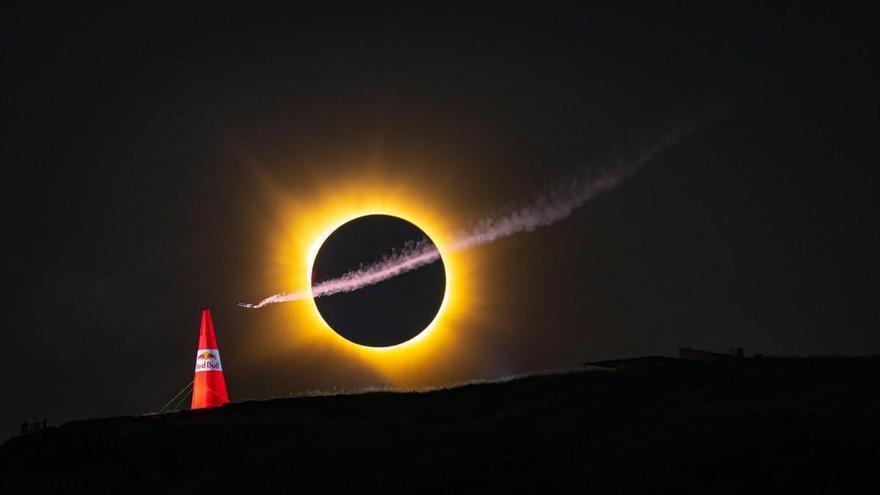 El logro imposible de Noah Wetzel, fotógrafo cazador de eclipses premiado en el Memorial María Luisa: capturó a un hombre-pájaro a 240 km/h cuando la Luna tapó al Sol