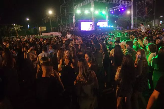 El botellón mantiene su vigencia en el Real de la Feria