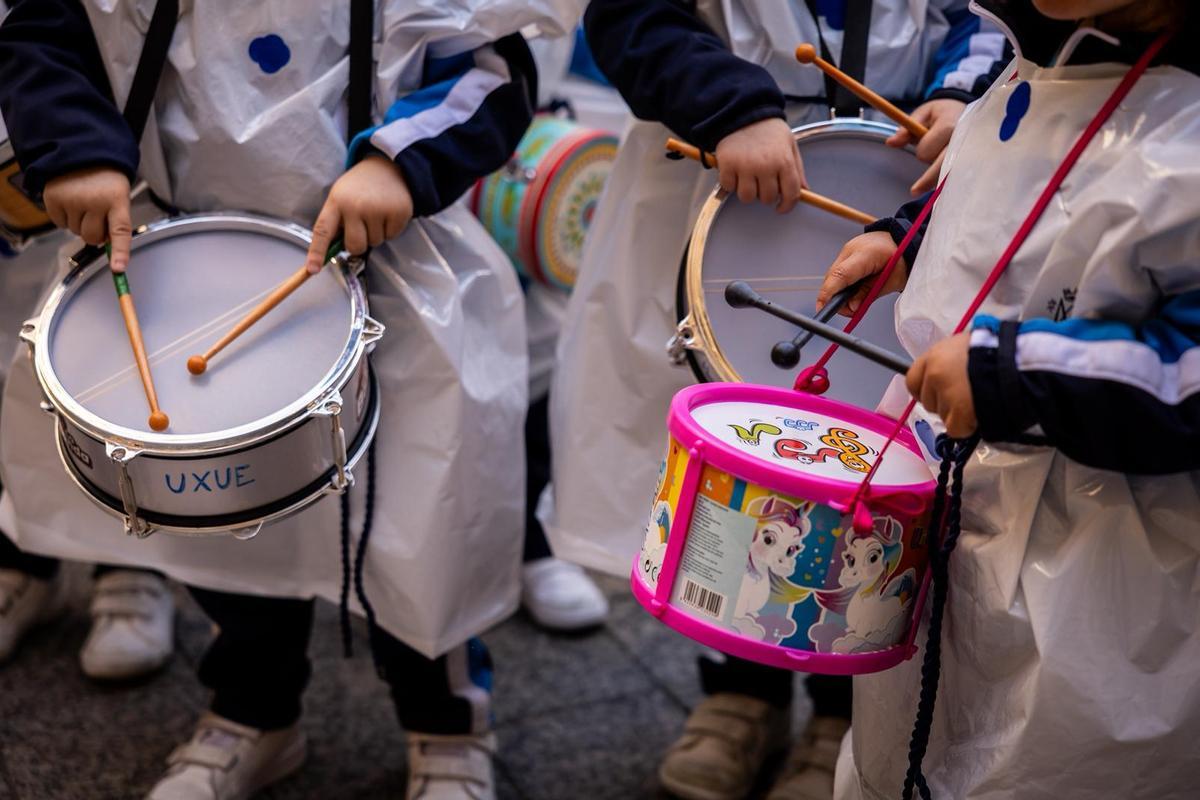 El colegio Escolapias Calasanz celebra su tradicional Procesión Infantil en Zaragoza con 150 alumnos.