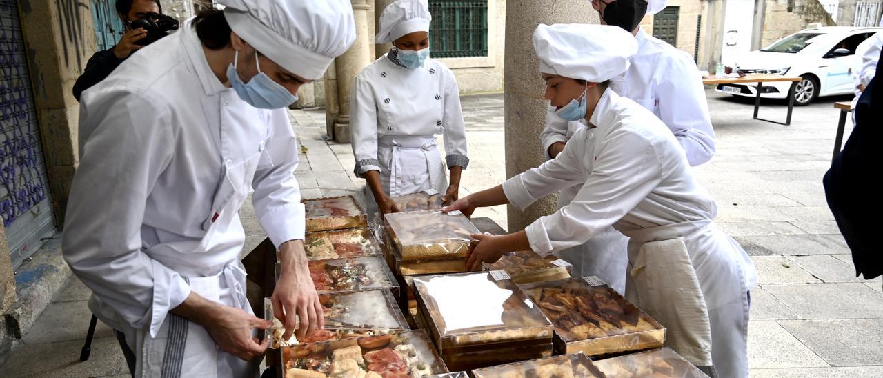 Los alumnos recibieron a sus compañeros lusos con un menú de tapas gallegas.