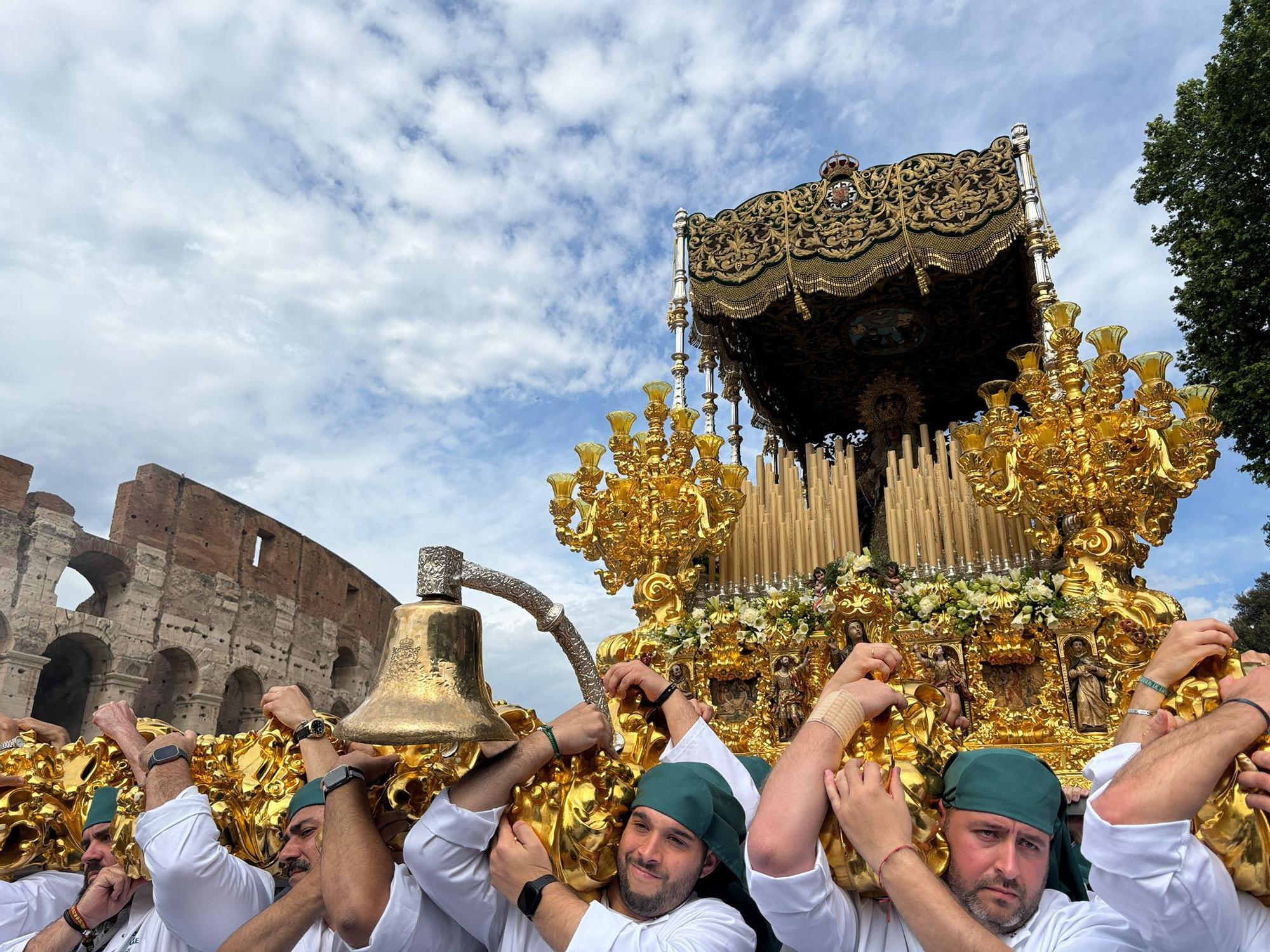 Momento del paso de la Virgen de la Esperanza por el Coliseo de Roma.