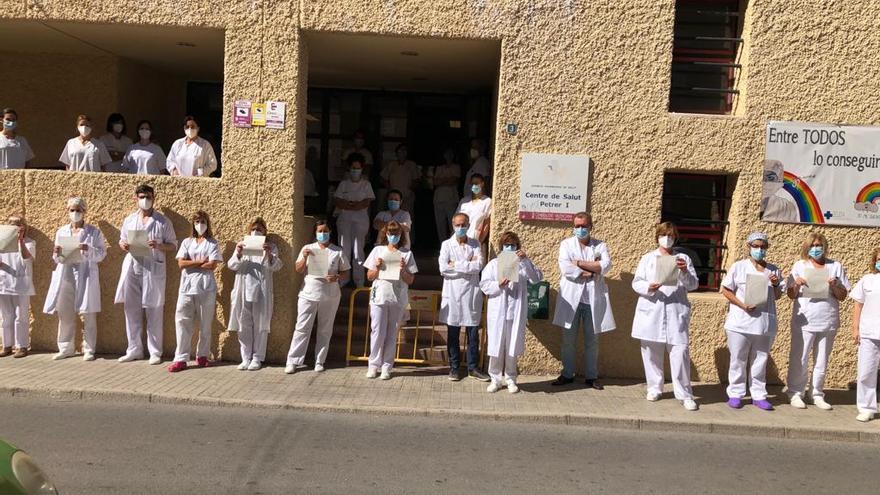 Los profesionales sanitarios del centro de salud Petrer I durante la protesta