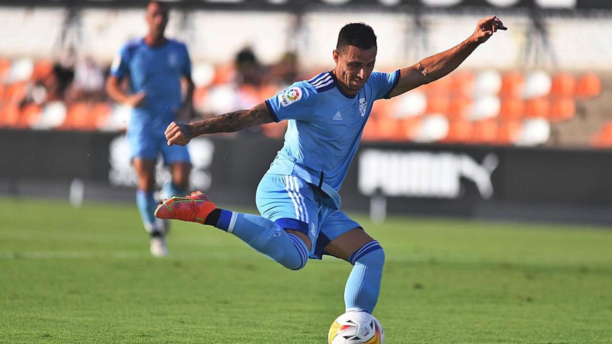 Rubén Castro golpea la pelota durante el partido amistoso contra el Valencia.