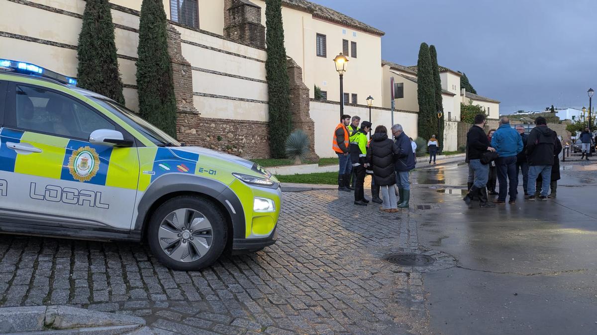 Policía Local, vecinos y autoridades en la calle Rioseco de Palma del Río tras la alarma de la tarde de este viernes en que el agua rebosaba por las alcantarillas.