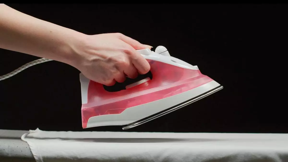 El truco viral de TikTok para limpiar la plancha de la ropa y dejarla como nueva