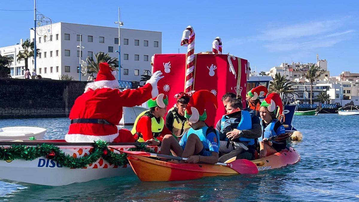 Papá Noel se pasea en canoa por la marina de Arrecife