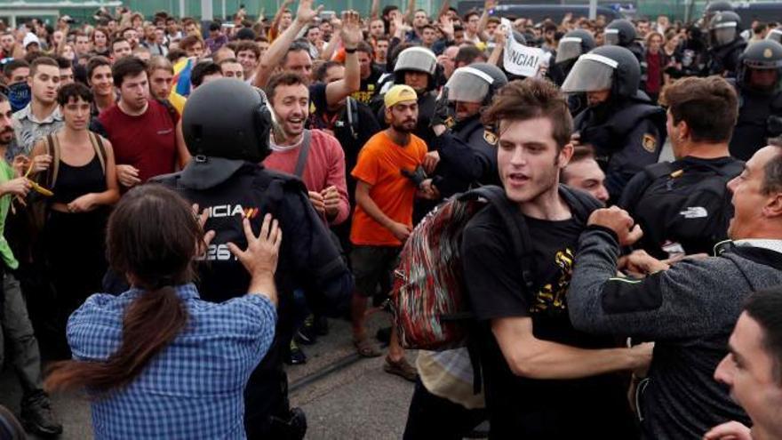 Batalla campal en el Prat entre independentistas y Policía