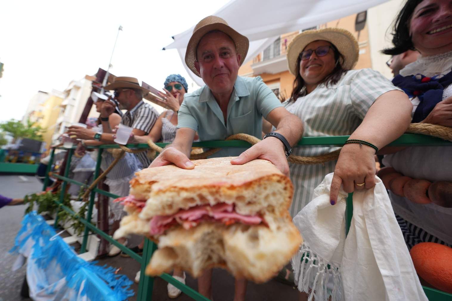 El Grau da inicio a las fiestas de Sant Pere con pólvora, bous y música