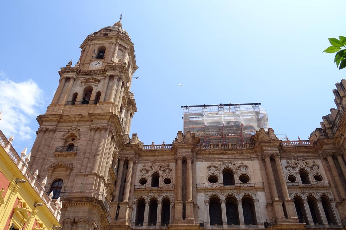Vistas de la construcción del nuevo tejado de la Catedral de Málaga
