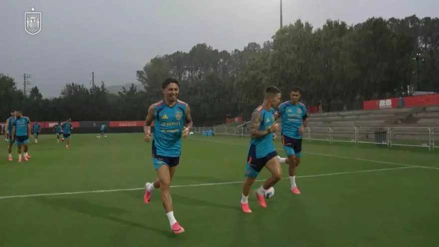Una tormenta repentina suspende el entrenamiento de la selección española