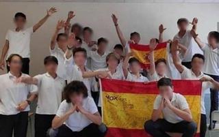 Alumnos de un colegio del Opus en Palma posan haciendo el saludo nazi